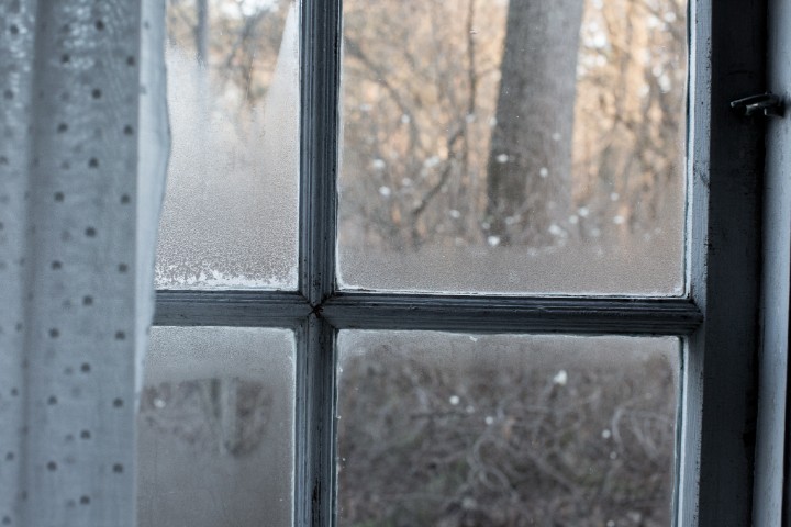 Condensation on the window turns to frost in cold weather.