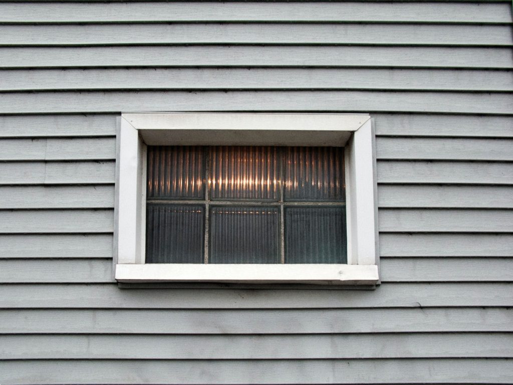 Gray, dirty siding. Clean vinyl siding in 3 steps.