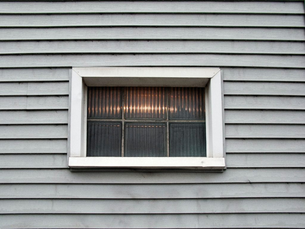 Gray, dirty siding. Clean vinyl siding in 3 steps.